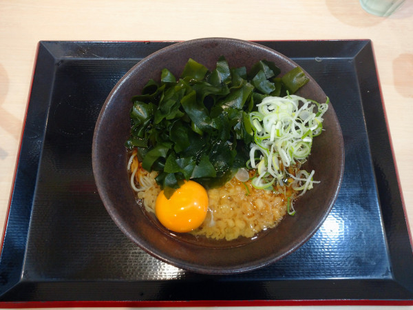 「朝そば＋三陸わかめ」@ゆで太郎 芝浦4丁目店の写真