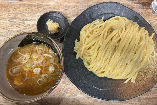 「つけ麺（大盛り）980円」@つけ麺屋 やすべえ 新宿店の写真