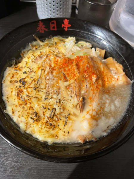 「炙り鶏豚油そば+チーズ」@油そば 春日亭 神田店の写真