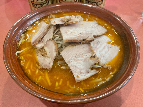 「サッポロ赤星３本＋賄い焼豚皿他２皿→ 味噌チャーシューメン」@らーめん 高尾の写真
