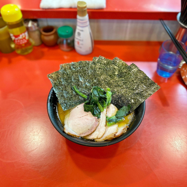 「チャーシューメン＋海苔」@家系総本山 ラーメン吉村家の写真