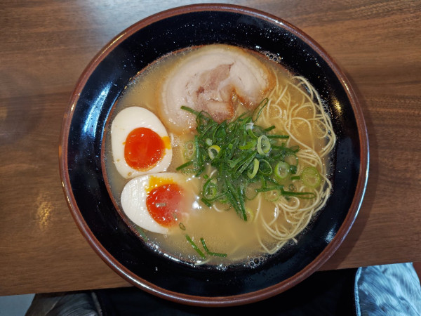 「博多らーめん+煮卵+替玉  ｷｸﾗｹﾞ抜き」@博多らーめん 万々の写真