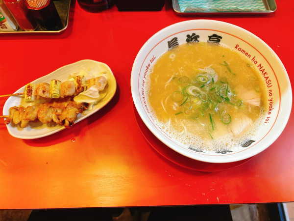 「ラーメン＋つくね＋かわ」@長浜ラーメン 中洲 長浜亭の写真