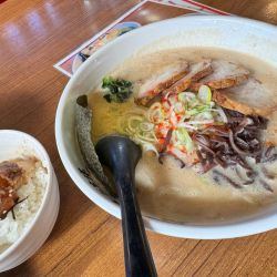 豚骨醤油ラーメン858円（チャーシュー無料トッピング）