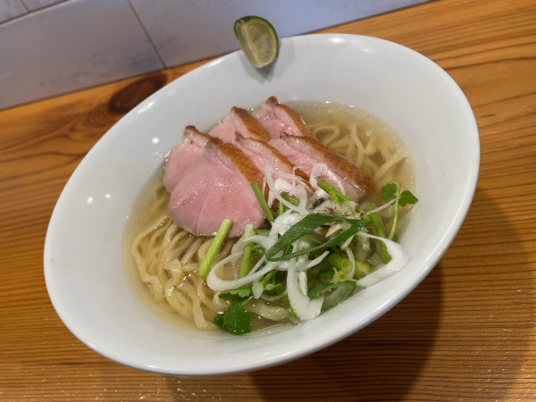 「【季節のら～めん】鴨と焼きあごの塩らーめん＋鴨肉増し」@らーめん かねかつの写真