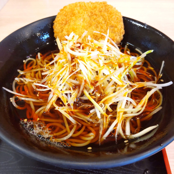 「【季節限定】辛ねぎ肉そば（￥700）＋コロッケ（クーポン）」@ゆで太郎 大森駅前店の写真