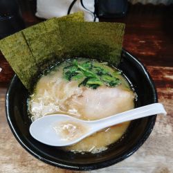 醤油豚骨ラーメン(880円)