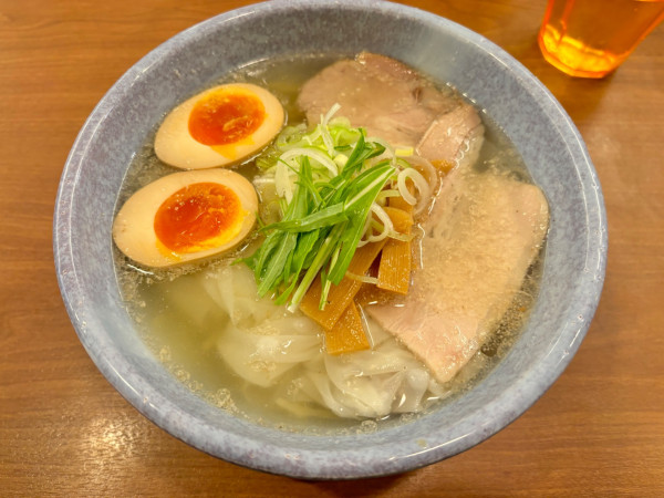 「塩ワンタンメン煮玉子」@ワンタンメンの満月 京都拉麺小路店の写真