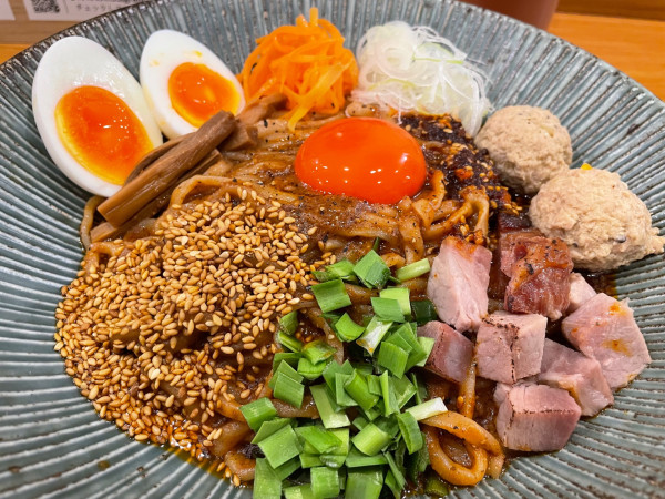 「しののめまぜそば【期間限定】塩味玉＋山椒つくね（1530円）」@しののめヌードルの写真