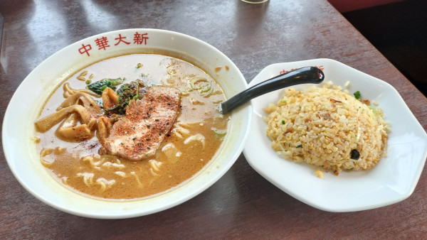 「味噌ラーメン 半チャーハンセット1100円」@中華大新 茅ヶ崎店の写真