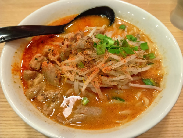 「シビカラ味噌もつ煮込みラーメン　ライス」@つけ麺らーめん 春樹 新宿御苑前店の写真