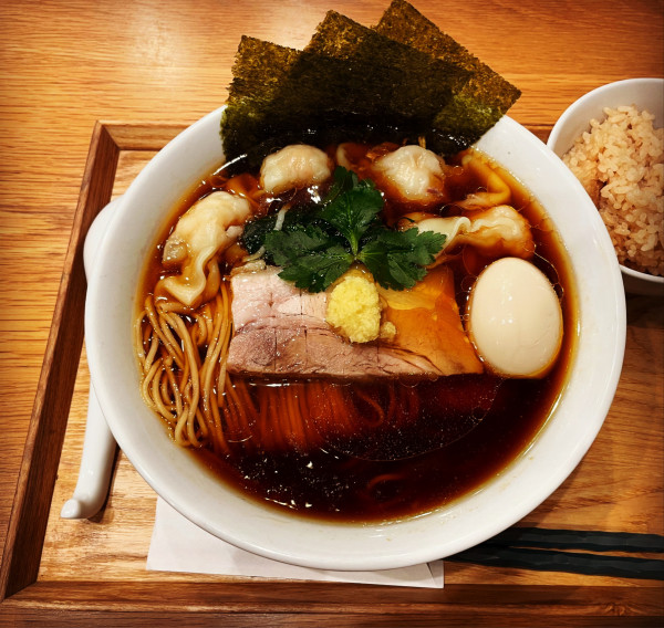 「特製生姜醤油ラーメンRX(きりっと・細麺・エビワンタン)」@あはれの写真