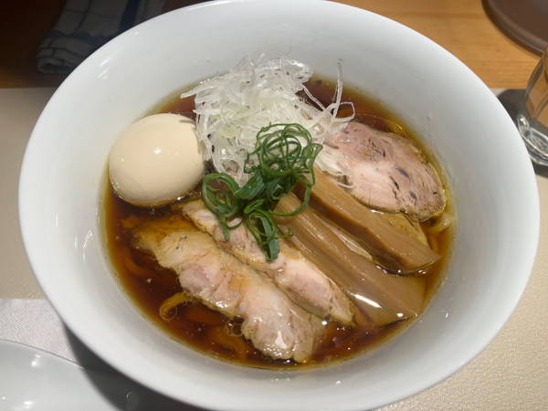 「焼豚味玉醤油らーめん」@燎の写真