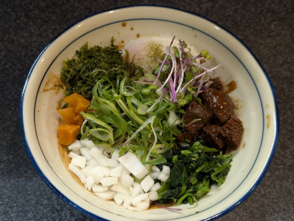 「限定炊きホルモンまぜそば」@烈志笑魚油 麺香房 三くの写真