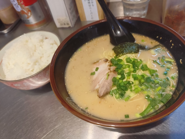 「白博多ラーメン、ライス」@博多ラーメン 長浜や 大崎店の写真