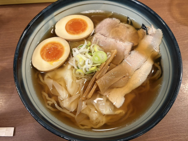 「醤油ワンタンメン煮玉子」@ワンタンメンの満月 京都拉麺小路店の写真