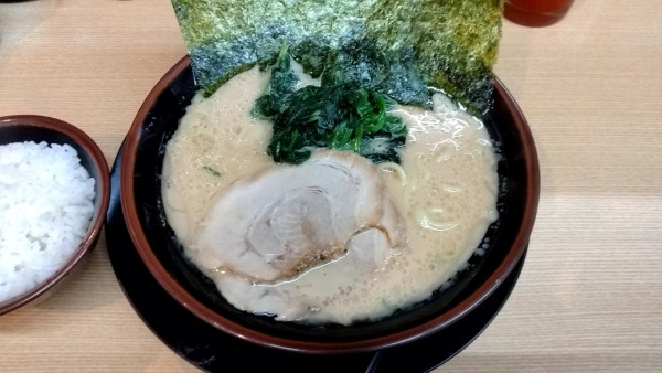 「豚骨醤油ラーメン_850円」@横浜家系ラーメン 松田家 日本橋室町店の写真