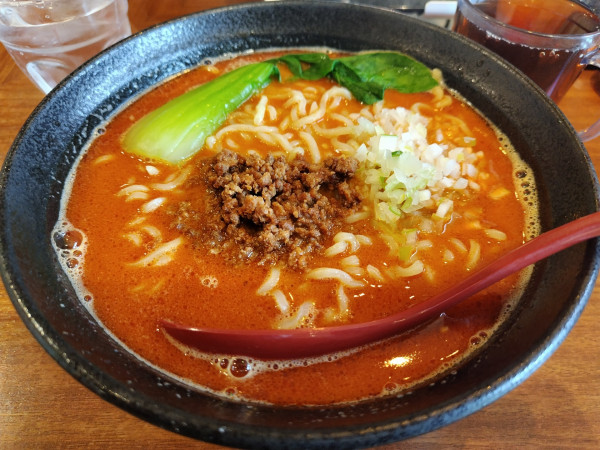 「担々麺　※辛口　＋ウーロンティー：サービス」@麺飯厨房 牡丹荘 若里店の写真