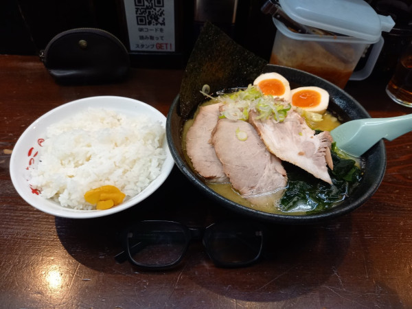 「さつまっこラーメン(かため・多め)ライス」@さつまっこ 平和島店の写真