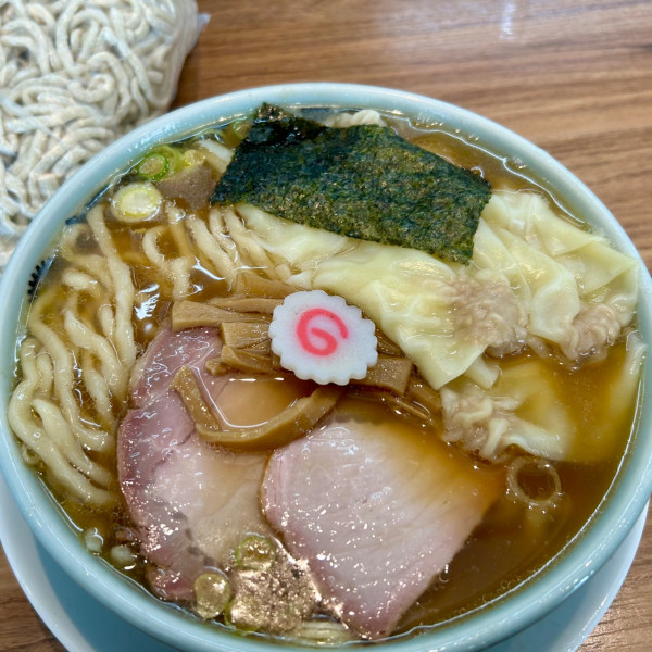 「ワンタン麺＋お持ち帰り生麺３玉」@飯村製作所の写真