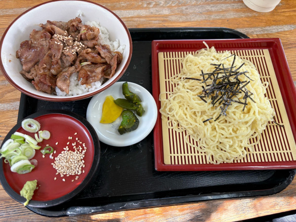 「焼肉丼セット(半焼肉丼)ざる中華(冷)(800円)」@栄龍軒の写真