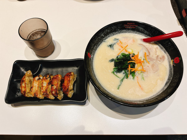 「豆乳ラーメン＋〆のチーズリゾット＋エビ餃子」@元祖トマトラーメンと辛めん 三味 十日えびす店の写真