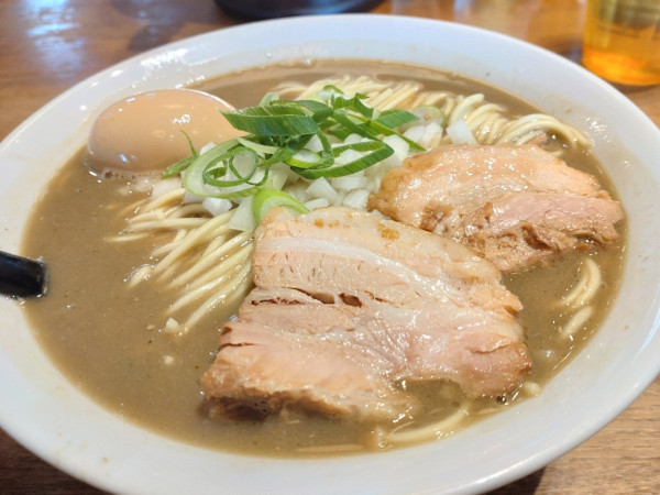 「濃厚煮干そば中＋味玉」@中村屋総本山の写真