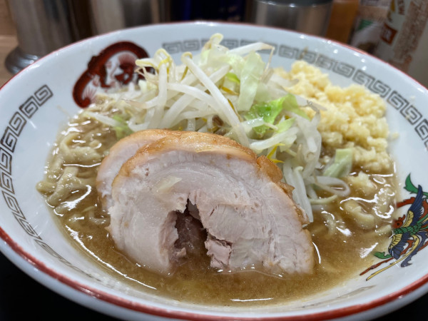 「ミニラーメン、缶ビール、1280円」@ラーメン豚山 金沢文庫店の写真