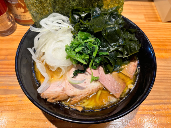 「チャーシューメン三陸産生わかめ玉ねぎ」@横横家 仙台店の写真