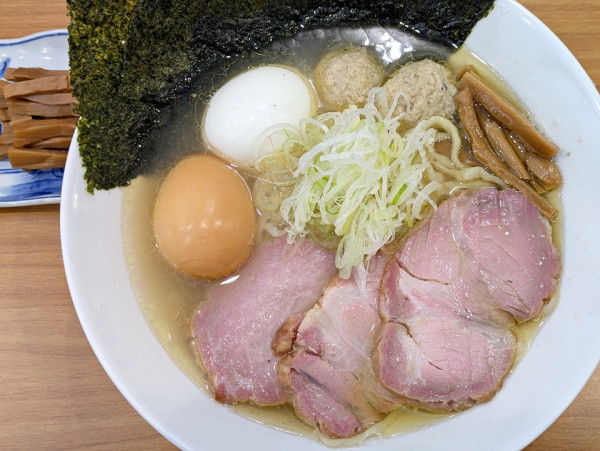 「全部のせ塩らーめん（手揉み麺・燻製たまご）＋塩たまご＋メンマ」@しののめヌードルの写真