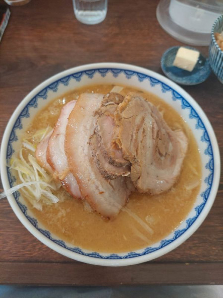 「味噌ラーメン＋チャーシュー全部＋ひき肉増し＋バター」@味噌ラーメン 雪ぐにの写真