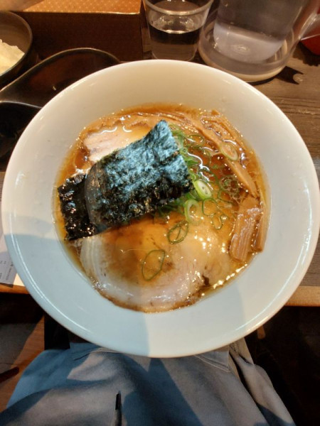 「醤油金華豚チャーシュー麺＋卵かけごはん」@支那そばや 本店の写真