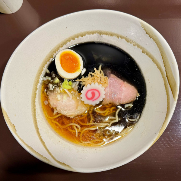 「特上醤油ラーメン（仮）（半麺）¥1,100」@ラーメンニキ新橋の写真