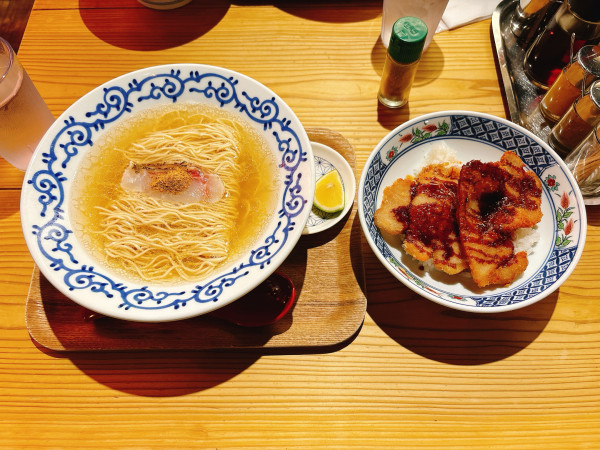 「出汁そば＋ミニカツ丼」@豚そば 月や 大名店の写真