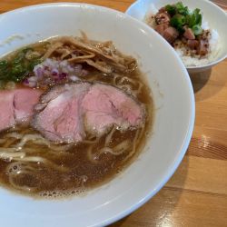 にぼしブラウン¥950、肉飯並¥200