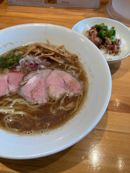 「にぼしブラウン¥950、肉飯並¥200」@らぁ麺屋 はりねずみの写真