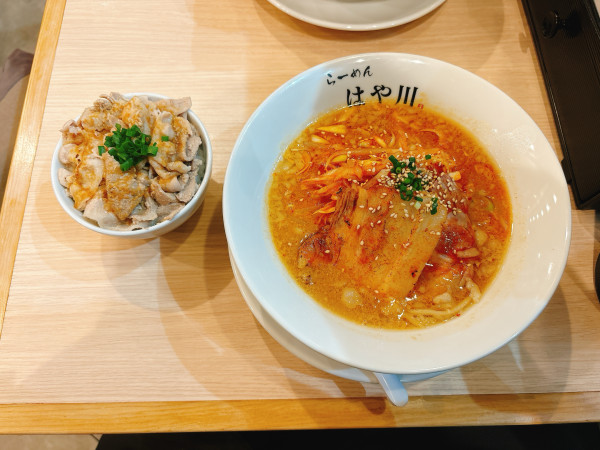 「コリアン味噌らーめん＋チャーシュー丼」@らーめん はや川 警固店の写真