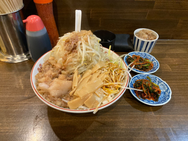 「汁なし（豚抜き）+ニラキムチ×2+メンマ1230円」@男気らーめんアカギ 新田木崎店の写真