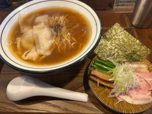 「極みの和だし醤油らぁめん825円、極上海老ワンタン385円」@麺屋 穂華の写真