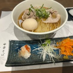 【限定】とちの葉流肉そば1300円、味玉150円