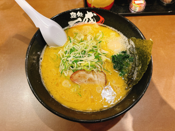 「釜炊き豚骨醤油ラーメン＋ちぢれ麺変更」@麺処一成 博多店の写真