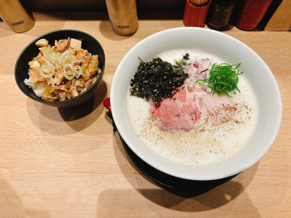 「博多鶏そば+ネギ焼豚丼」@博多鶏soba 建の写真