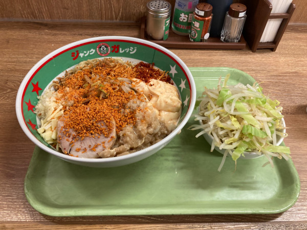 「パワフルまぜそば倍盛り+野菜1240円」@ジャンクガレッジ 太田店の写真