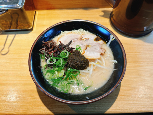 「黒うまラーメン」@まるうまラーメンぷらっと博多No.3の写真