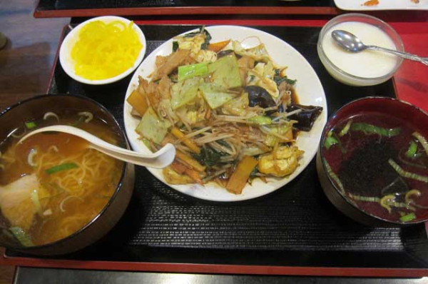 「肉野菜炒めの定食780円　＋半ラーメン　200円」@花彫酒家の写真