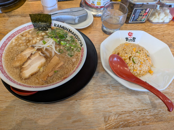「熟成背脂醤油ラーメン+半チャーハン」@ラーメンまこと屋 栗東インター前店の写真