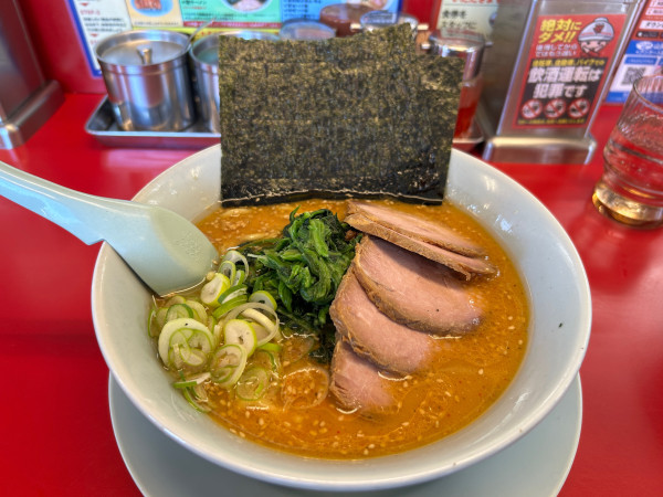「特製味噌チャーシューメン　のり　ほうれん草　カタコイ」@ラーメン山岡家 牛久店の写真