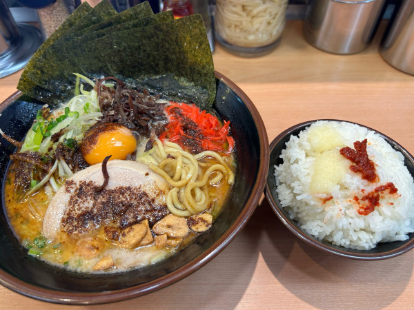 「黒マーユ980円、海苔（5枚）180円、ライス220円」@横濱家系ラーメン たくみ家 水戸南店の写真