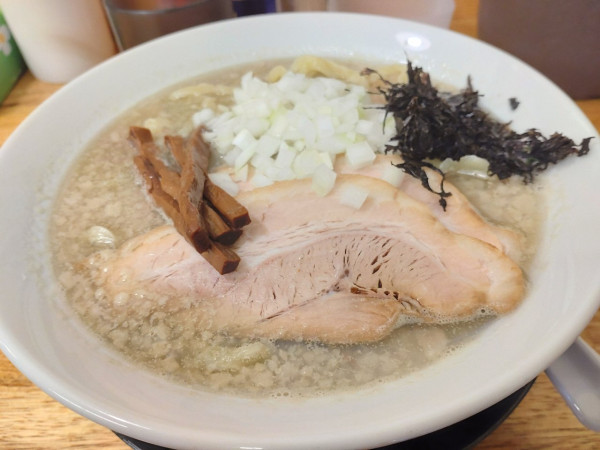 「背脂煮干しらー麺大盛」@麺屋 つるるの写真