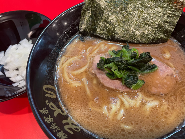 「ラーメン・麺普通味薄目油普通：900円＋刻み玉ねぎ：50円」@横浜家系ラーメン みどりの写真